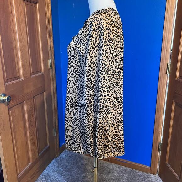 Hayden Cheetah Print Button Up Top.  Can also be Worn off Shoulder.  Size Medium - Picture 7 of 7